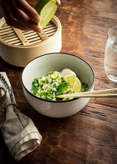 Valoryz receptkönyvhöz fotó egy rizsételről tálban lime-mal